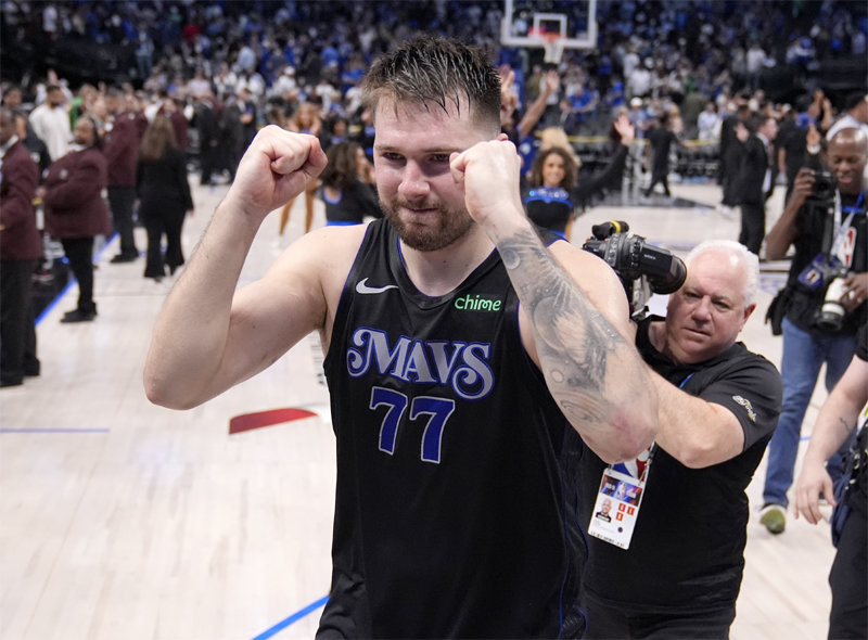 Dallas' Luka Doncic (No. 77) is happy after defeating Oklahoma City on the 19th and advancing to the NBA Western Conference finals. Dallas = AP Newsis