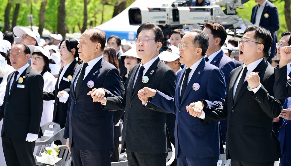 황우여 국민의힘 비상대책위원장, 이재명 더불어민주당 대표, 추경호 국민의힘 원내대표, 박찬대 더불어민주당 원내대표가 18일 광주 북구 국립5·18민주묘지에서 열린 5·18민주화운동 제44주년 기념식에서 손을 잡고 ‘임을 위한 행진곡’을 부르고 있다. 사진공동취재단