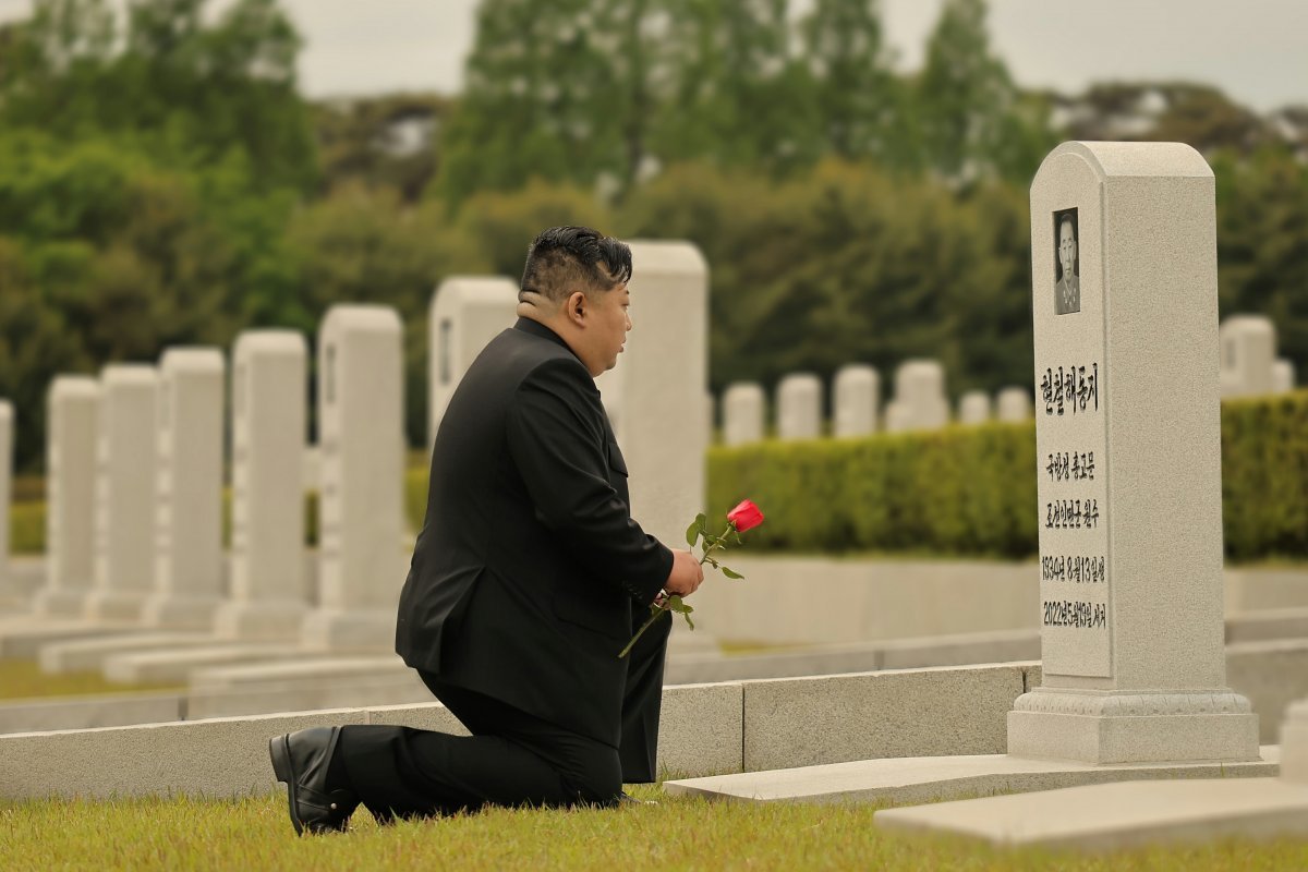 북한 노동당 기관지 노동신문은 김정은 총비서가 지난 19일 현철해 사망 2주기를 맞아 신미리애국열사릉을 방문해 묘소에 꽃송이를 진정했다고 20일 보도했다. (평양 노동신문=뉴스1)