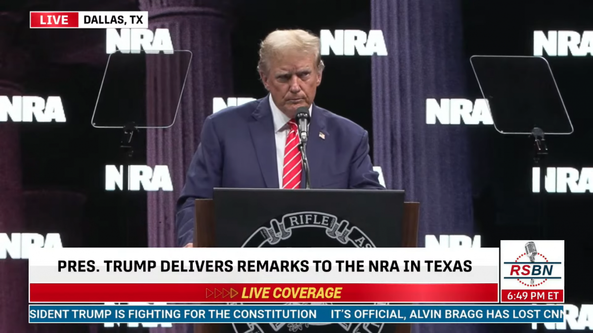 도널드 트럼프 전 미국 대통령이 18일 텍사스주 댈러스에서 열린 전국총기협회 연례회의에서 연설을 시작한 뒤 약 1시간 20분만에 돌연 30초 이상 침묵하고 있다. RSBN 유튜브 캡처