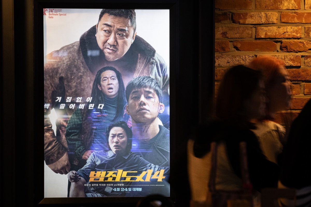 영화 ‘범죄도시4’가 800만 관객을 돌파한 가운데 6일 서울시내 한 영화관에서 관객들이 ‘범죄도시4’ 상영관으로 입장하고 있다… 2024.5.6 뉴스1