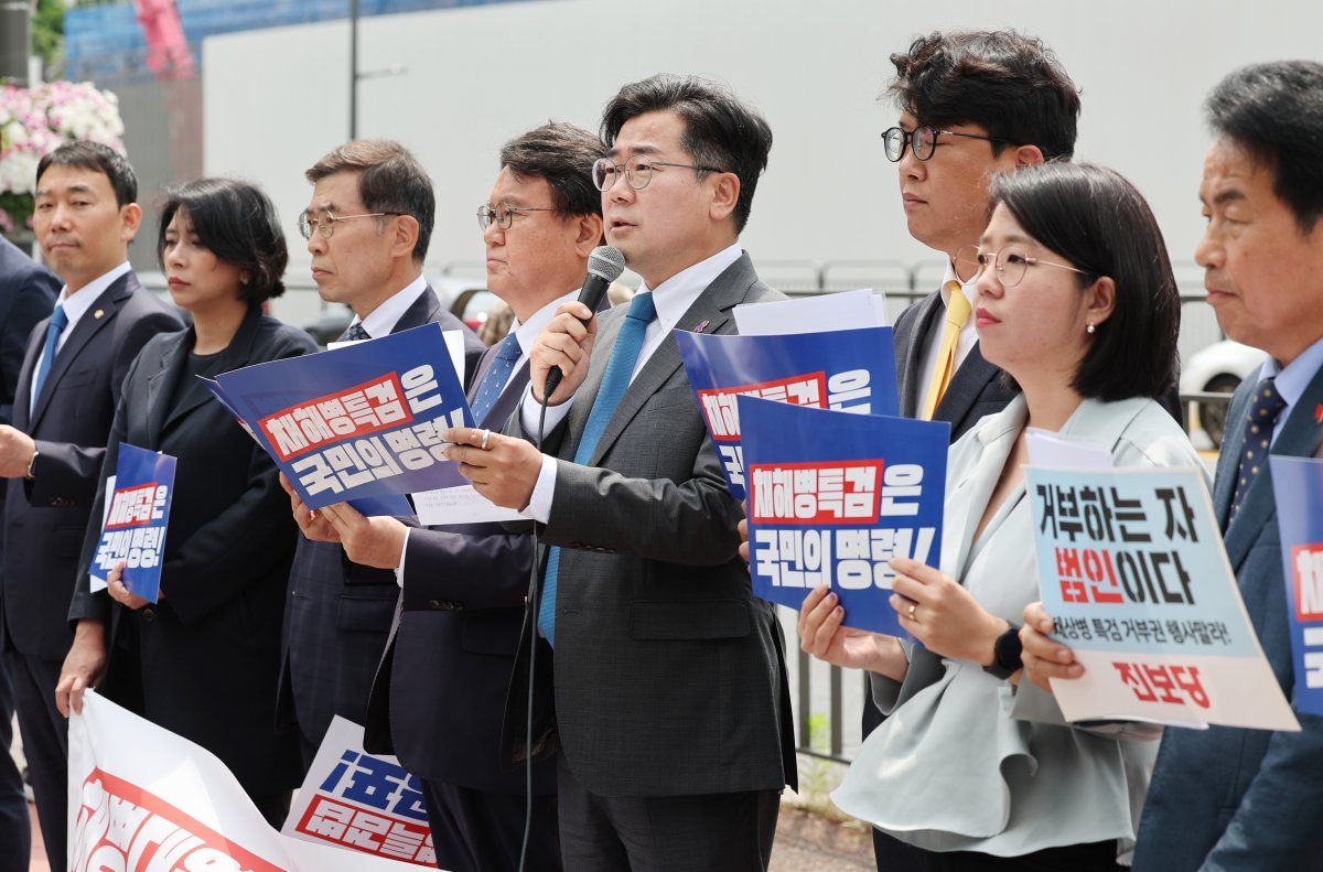 박찬대 더불어민주당 원내대표가 20일 오전 서울 용산 대통령실 앞에서 열린 채상병 특검법 수용 촉구 공동 기자회견에서 발언하고 있다. 2024.05.20. 뉴시스