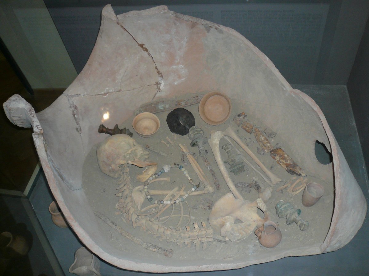 아제르바이잔에서 발견된 3500년 전 독무덤 내부 모습. 독무덤 양식은 다른 나라에서도 많이 발견되는데, 항아리에 시신을 넣으면 
마치 자궁 속 태아 같은 모습이 되어 고인에게 명복을 빌어줄 수 있다고 생각했기 때문이다. 사진 출처 위키피디아