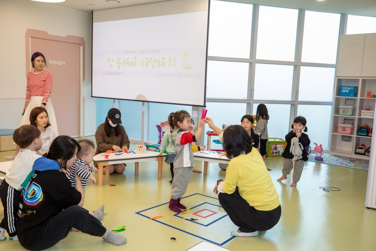 대구 서구의 한 공동육아나눔터에서 교육 프로그램에 참여한 학부모와 아이들이 민들레씨 만들기 놀이를 하고 있다. 서구 제공