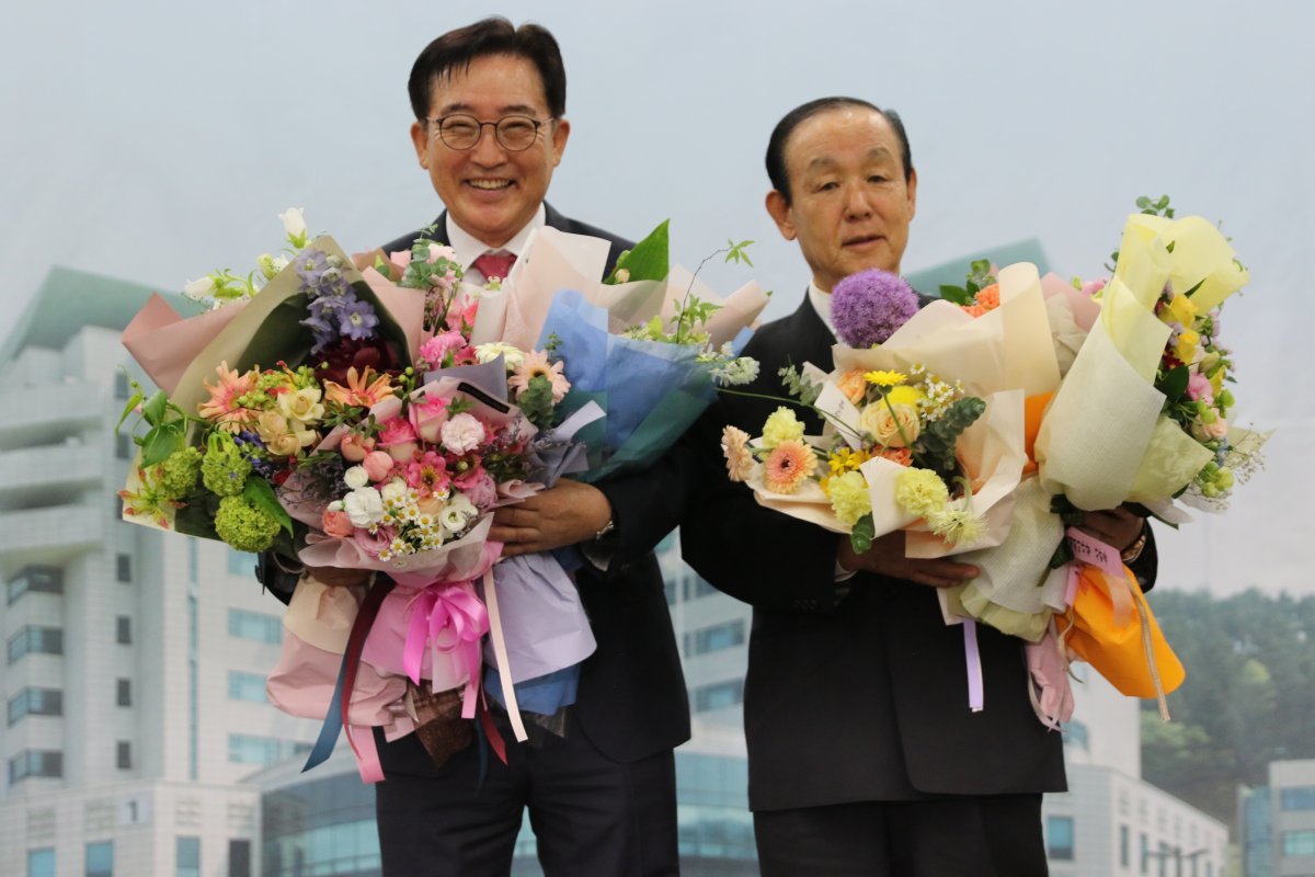 이수태 파나시아 대표(왼쪽)와 이명근 성우하이텍 회장이 17일 부산상공회의소에서 진행된 ‘제15회 동명대상’ 시상식에서 상을 받고 기념 촬영을 하고 있다. 동명대 제공