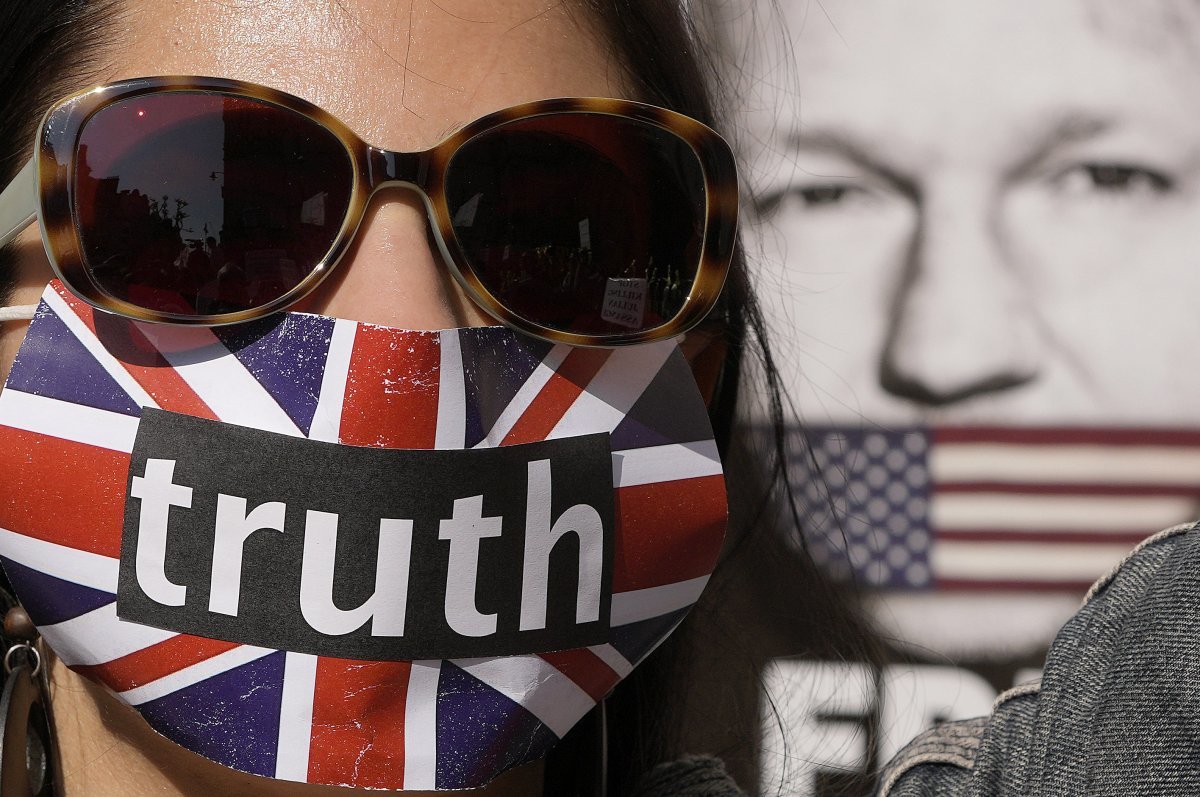 20일(현지 시간) 영국 런던의 고등법원 바깥에서 줄리안 어산지를 지지하는 시위에 참가한 여성이 ‘진실’이라 쓰인 마스크를 쓰고 있다.  런던=AP 뉴시스