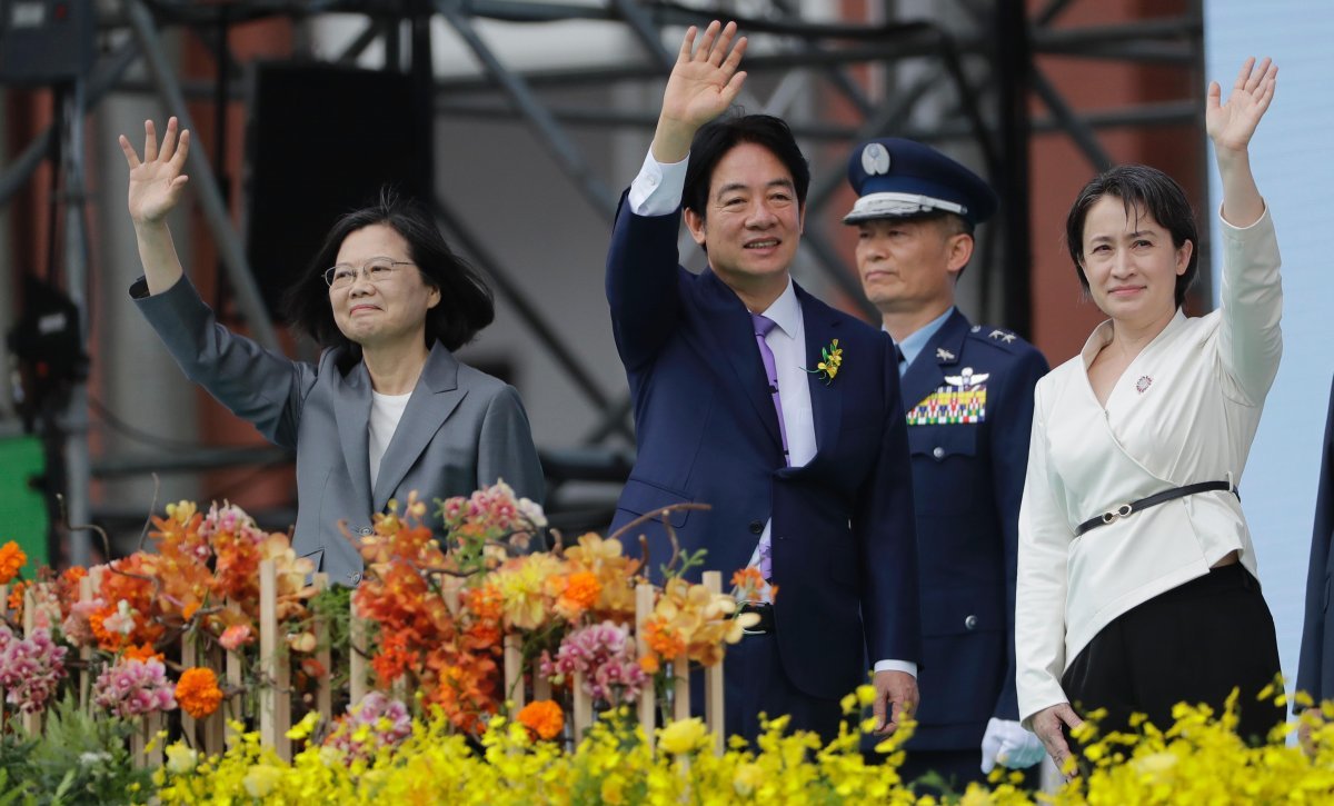 20일 라이칭더 신임 대만 총통(가운데)이 타이베이에서 열린 취임식에서 차이잉원 전 총통(왼쪽), 샤오메이친 부통령과 함께 국민들을 향해 손을 흔들고 있다. 타이베이=AP 뉴시스