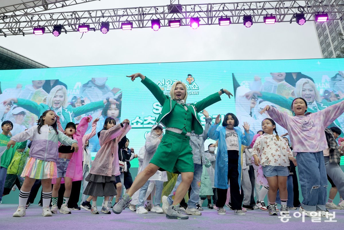 ‘2024 서울헬스쇼’ 이틀째인 15일 오전 행사가 열리는 서울광장에서 ‘So Hot! 쇼츠 댄스 배우기’ 코너가 진행되고 있다. 동아일보DB