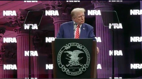 도널드 트럼프 전 대통령이 지난 18일(현지시간) 텍사스주에서 열린 전미총기협회(NRA) 연례회의에서 연설 도중 발언을 멈추고 있다. 사진은 영상 화면 캠처.