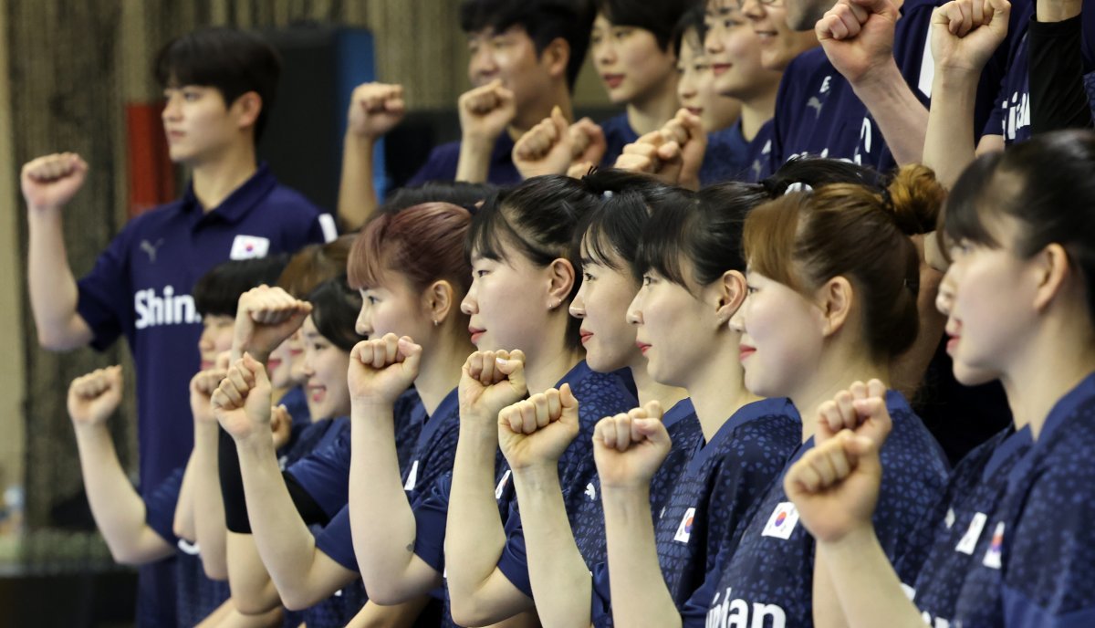 헨리크 시그넬(스웨덴) 대한민국 여자핸드볼 국가대표 감독과 선수들이 20일 충청북도 진천군 진천국가대표선수촌에서 열린 선수단 훈련 개시 미디어데이 행사에서 기념촬영을 하고 있다. 여자 핸드볼팀은 올해 파리 올림픽에 단체 구기 종목으로는 우리나라에서 유일하게 본선 진출에 성공했다. 2024.5.20.뉴스1