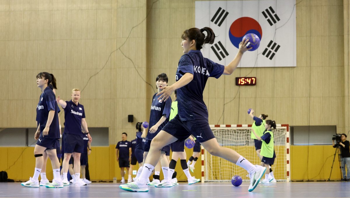 20일 충청북도 진천군 진천국가대표선수촌에서 대한민국 여자핸드볼 국가대표팀이 훈련개시 미디어데이 행사를 마치고 훈련을 하고 있다. 2024.5.20.뉴스1