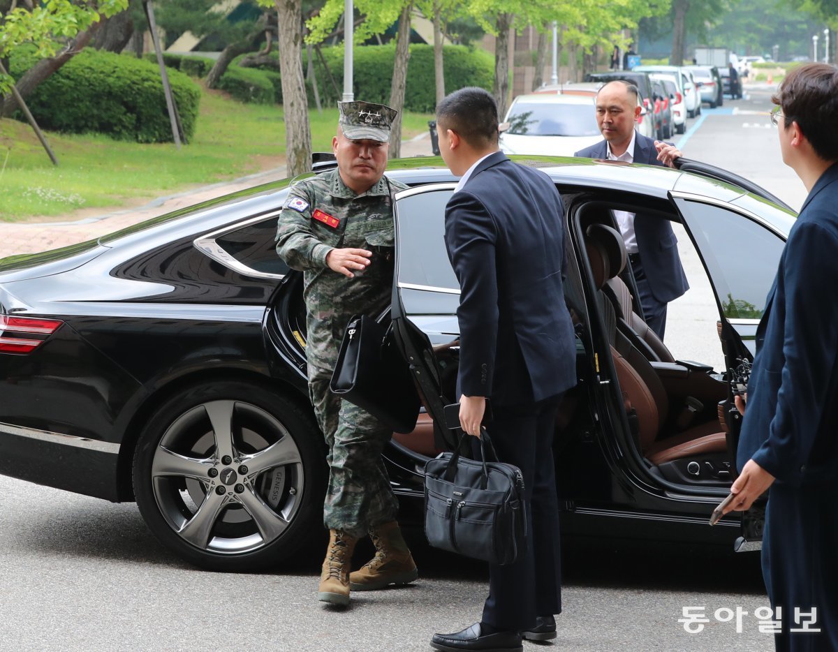 전용차량으로  정부 청사에 도착한  김계환 해병대 사령관.