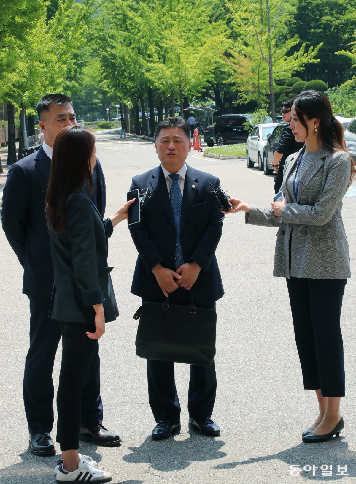 조사 과정과  향후 계획에 대해 기자들의 질문에  답하는 박정훈 전 조사단장의 변호인.