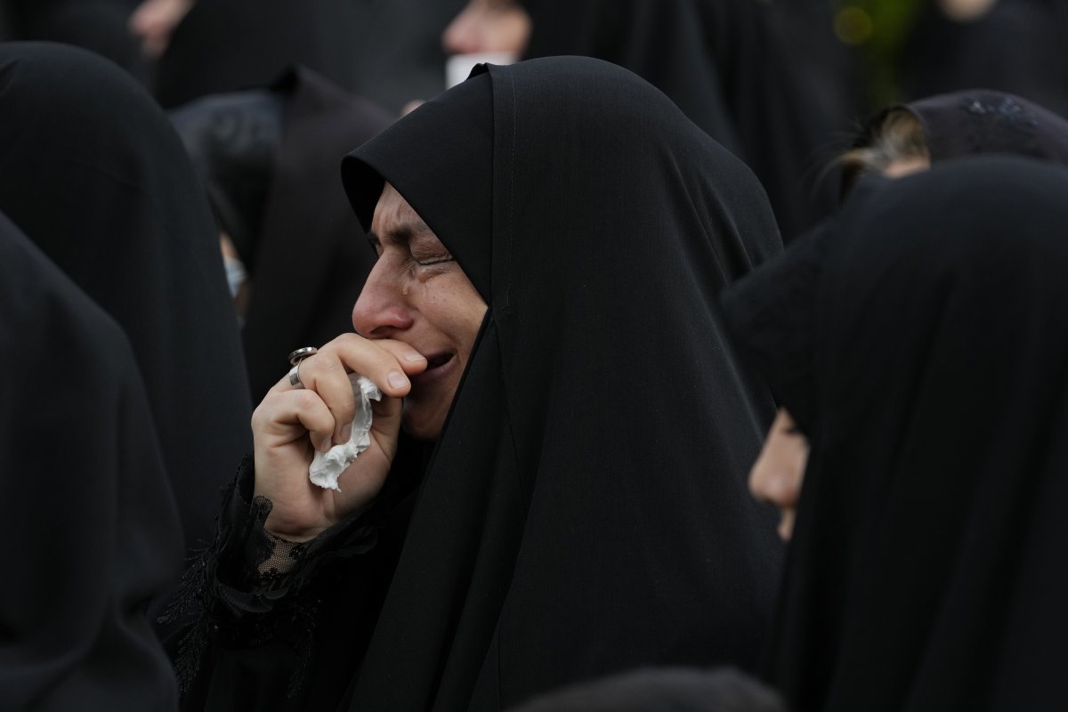 20일(현지시각) 이란 테헤란의 발리-에-아스르 광장에서 열린 에브라힘 라이시 대통령의 애도식에 참석한 여성이 흐느끼고 있다. 라이시 대통령은 아미르 압돌라히안 외무장관 등과 함께 19일 헬리콥터 추락 사고로 사망했으며 장례식은 오는 23일 그의 고향인 북동부 마슈하드에서 열릴 것으로 알려졌다. 2024.05.21. 테헤란=AP/뉴시스