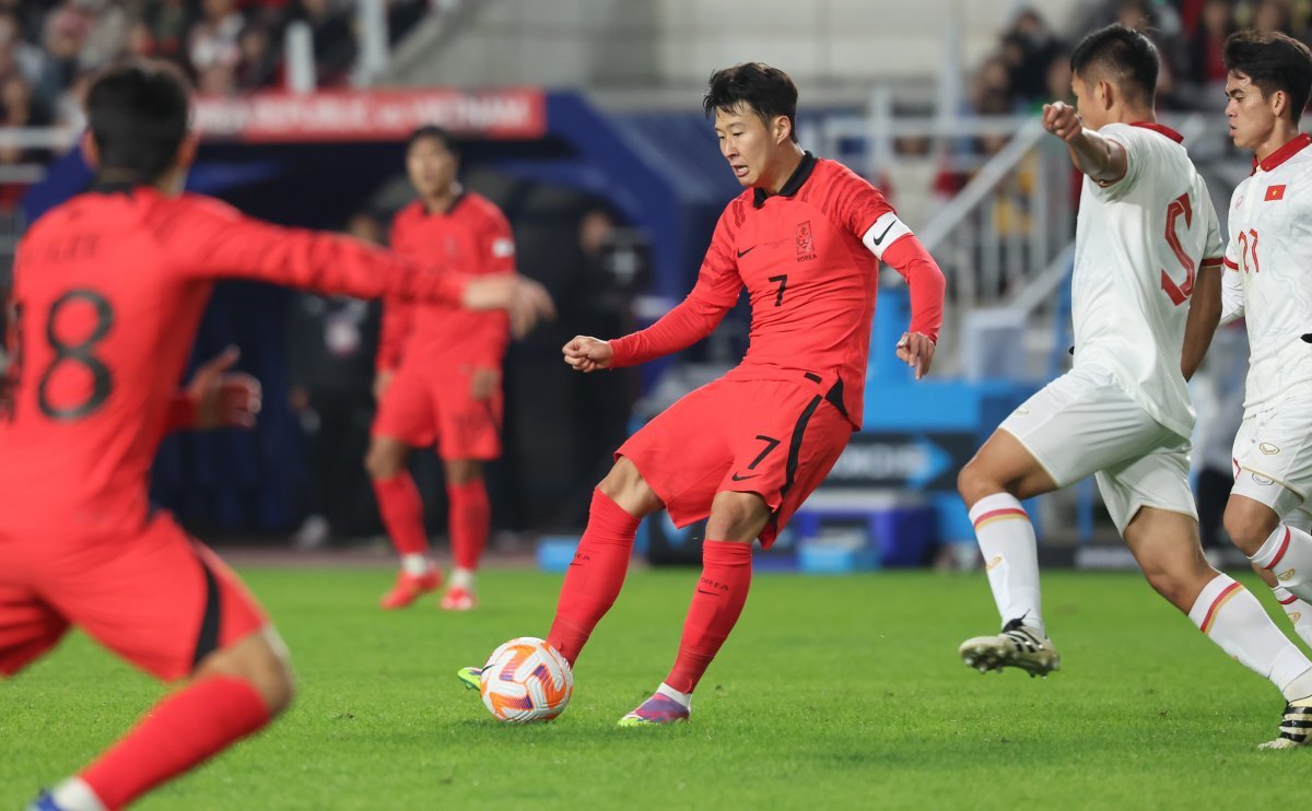 Son Heung-min is making a pass during the national soccer match between Korea and Vietnam held at Suwon World Cup Stadium in Paldal-gu, Suwon-si, Gyeonggi-do on the afternoon of the 17th. 2023.10.17/News 1