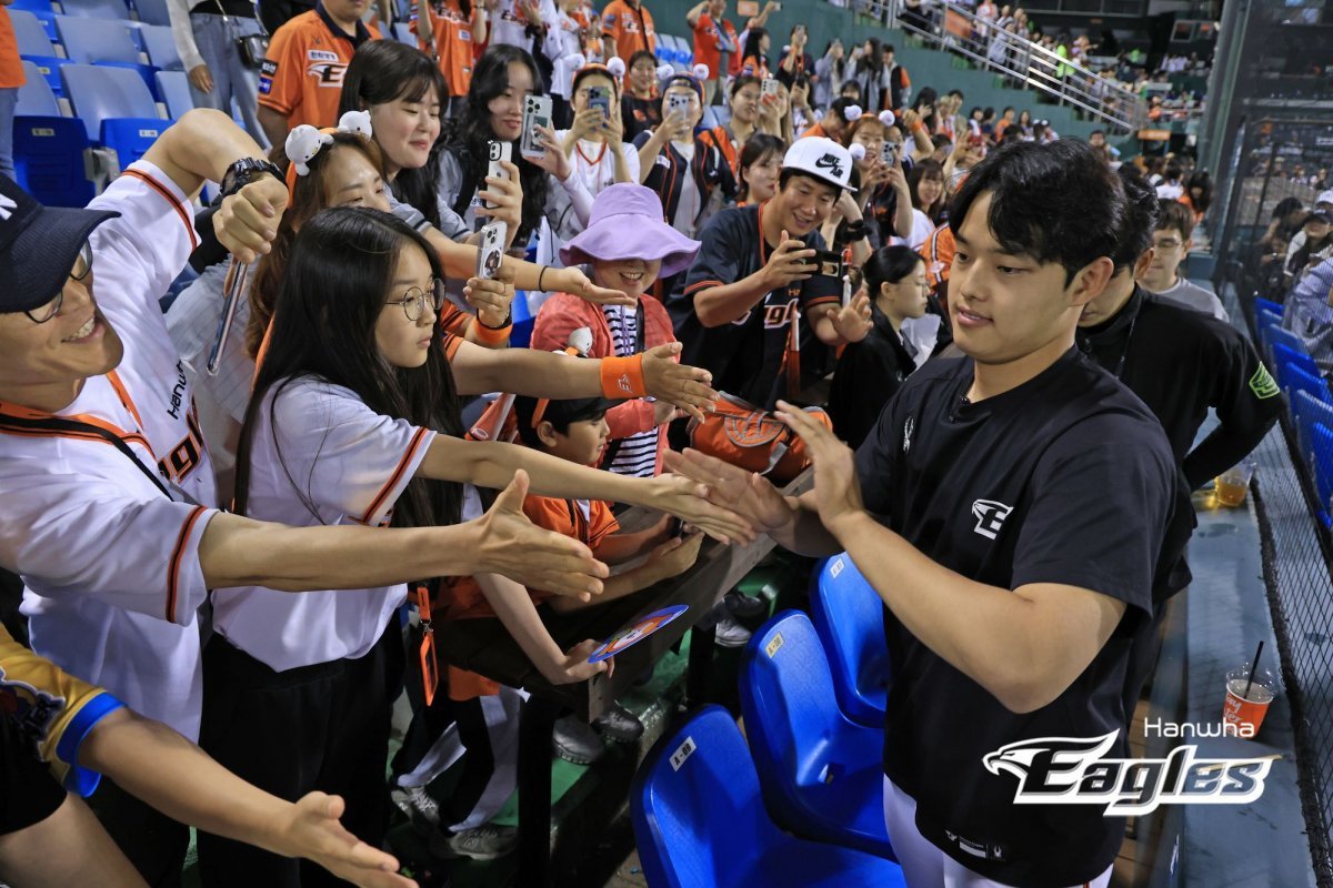 ‘Prince of Daejeon’ Moon Dong-ju is giving high fives to fans after becoming the winning pitcher in the game against LG on the 21st.  Provided by Hanwha