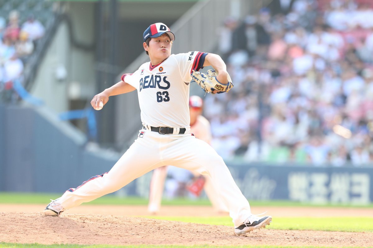 Kim Taek-yeon, a Doosan high school graduate and rookie, earned his first save in his professional debut against SSG on the 21st.  Newsis