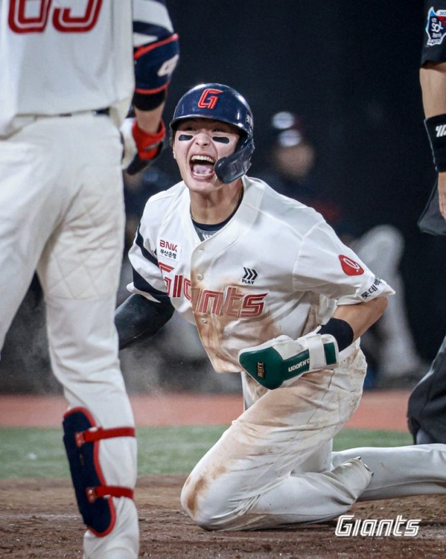 Lotte Yoon Dong-hee is roaring after scoring a goal in the game against KIA on the 21st.  On this day, Dong-hee Yoon played an active part with 2 hits and 2 RBIs in 4 at-bats, including the winning hit in the 7th inning.  Provided by Lotte