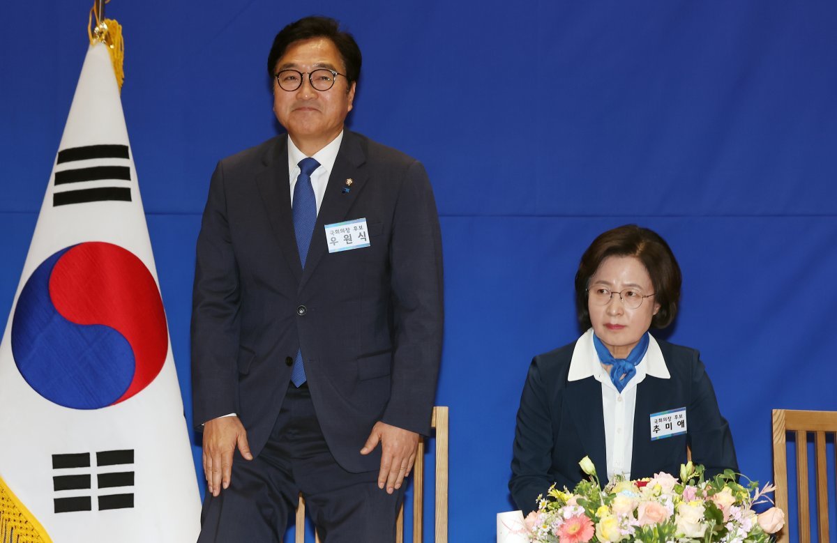 더불어민주당 국회의장 후보 당선자 우원식 의원이 16일 서울 여의도 국회 의원회관에서 열린 제22대 국회 전반기 국회의장단 후보 선출을 위한 더불어민주당 당선자총회에서 당선자로 발표되자 ‘내가?“라는 듯한 표정으로 인사하고 있다. 오른쪽에 앉은 추미애 후보는 당혹감에 굳은 표정을 짓고 있다.  2024.5.16/뉴스1