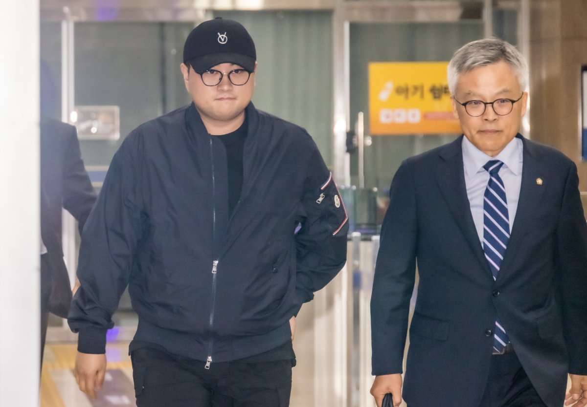 뺑소니 혐의와 음주 운전 의혹을 받는 트로트 가수 김호중이 21일 오후 서울 강남경찰서에서 조사를 마치고 나오고 있다. 사진공동취재단
