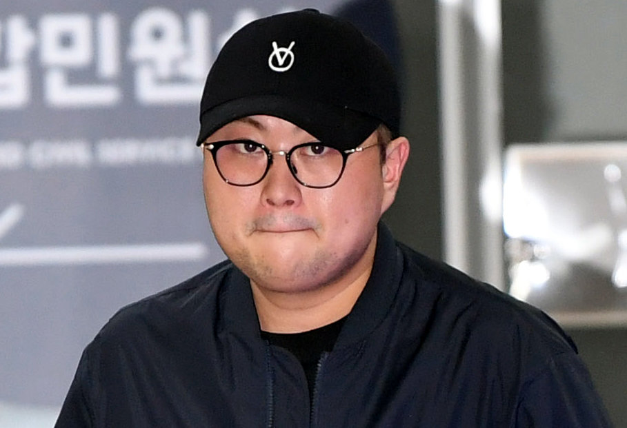 뺑소니 혐의와 음주 운전 의혹을 받는 트로트 가수 김호중이 21일 오후 서울 강남경찰서에서 조사를 마치고 나오고 있다. 2024.5.21/사진공동취재단