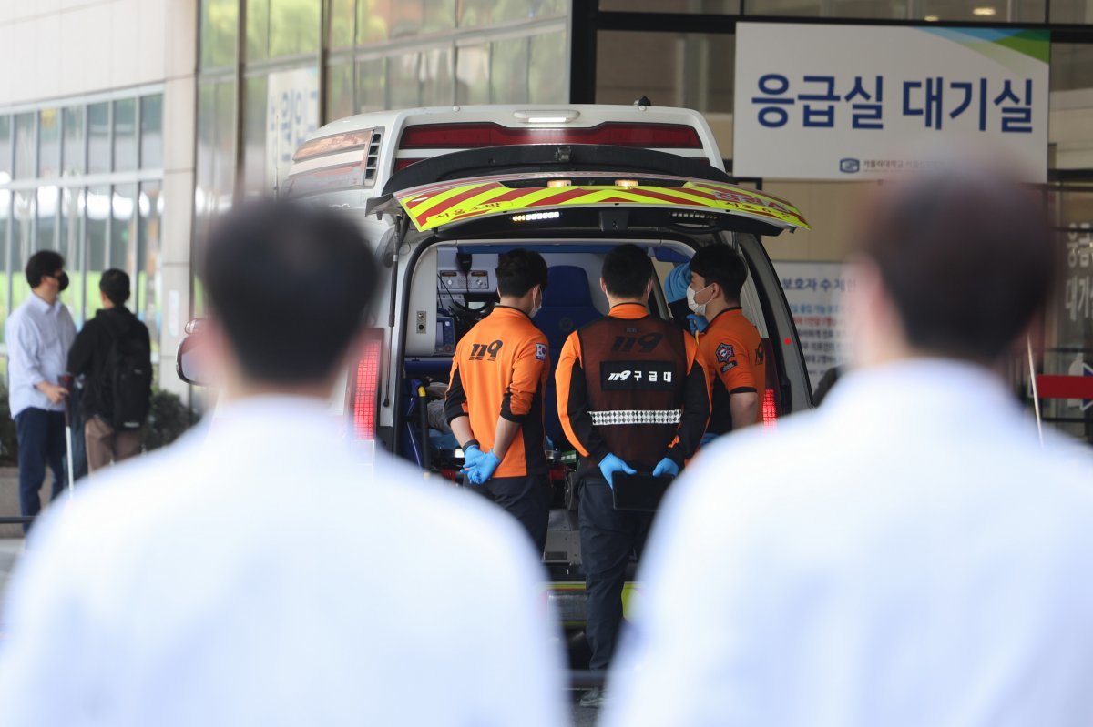 18일 서울의 한 대학병원에서 응급대원들이 환자를 이송하고 있다.  2024.4.18 뉴스1