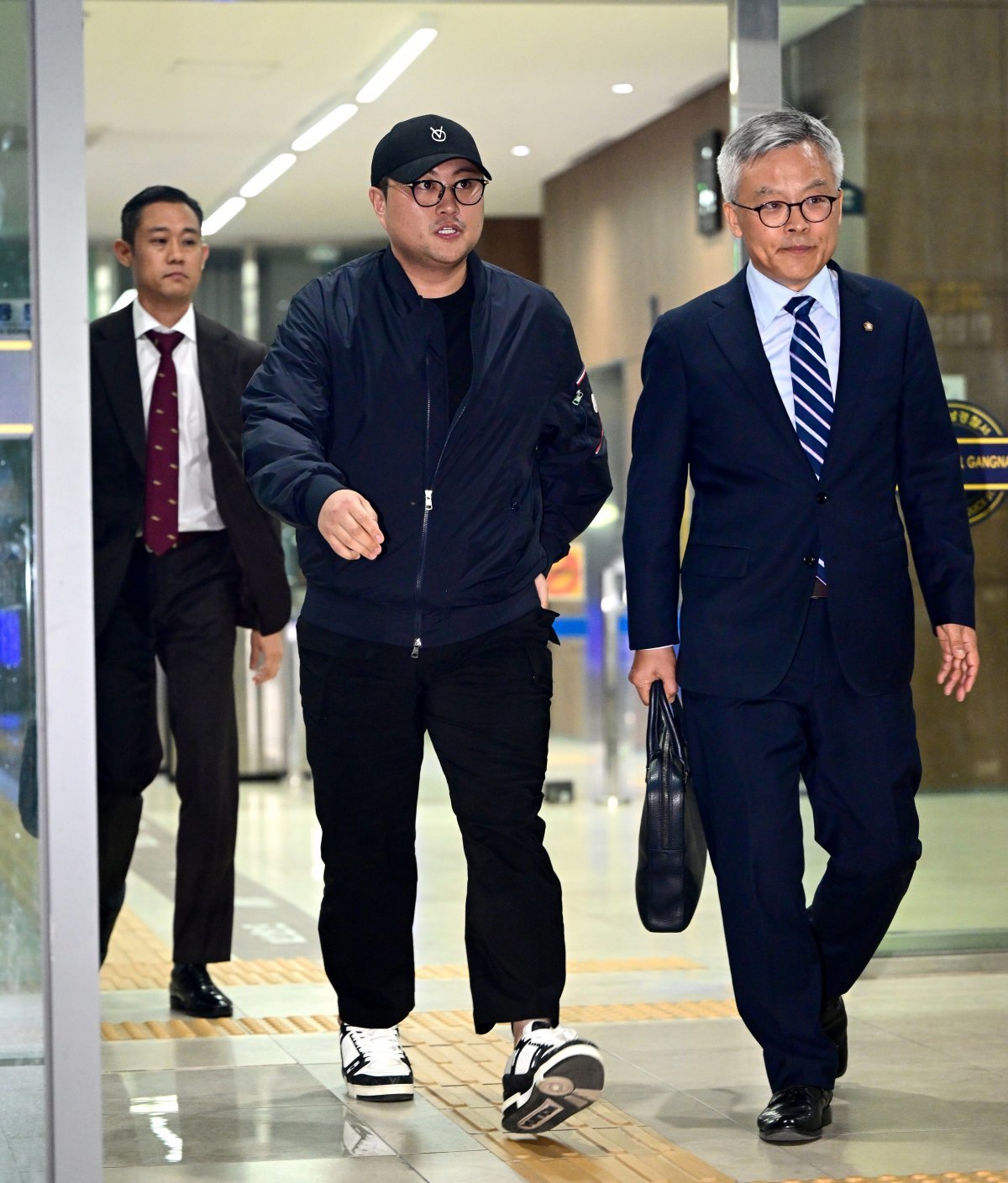 트로트 가수 김호중이 21일 오후 서울 강남경찰서에서 조사를 마치고 나오고 있다. (공동취재) 뉴스1