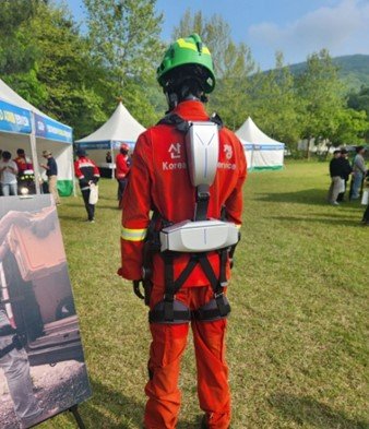 산불 진화용 웨어러블 로봇을 착용한 모습 / 출처=산림청