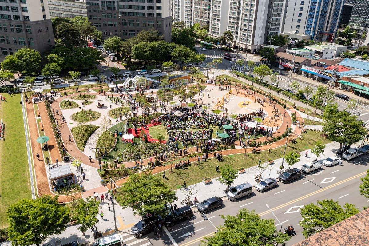 지난달 8일 개장한 서울 영등포구 문래동 꽃밭정원의 모습. 22일 영등포구는 구내 곳곳에 정원을 조성하는 ‘정원도시 영등포’ 계획을 발표했다. 영등포구 제공