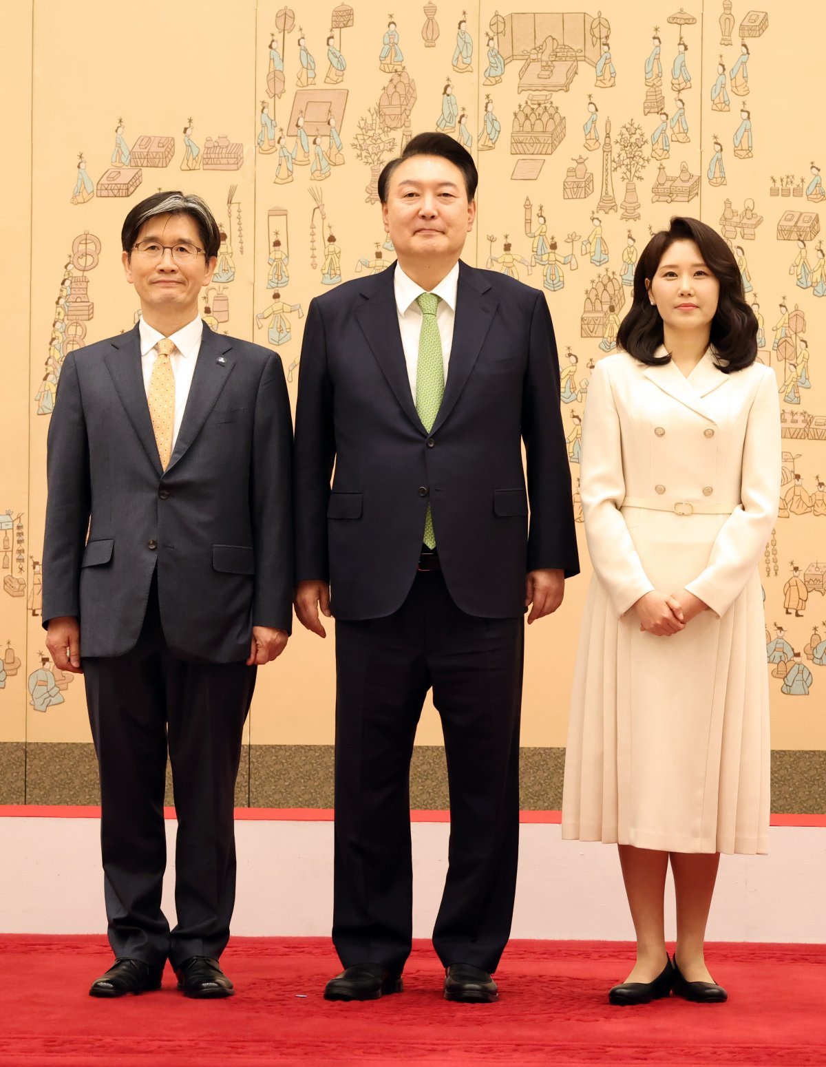 윤석열 대통령이 22일 서울 용산 대통령실 청사에서 열린 고위공직자범죄수사처장(공수처장) 임명장 수여식에서 참석해 오동운 공수처장과 그의 배우자와 기념촬영을 하고 있다. 2024.05.22. 대통령실사진기자단