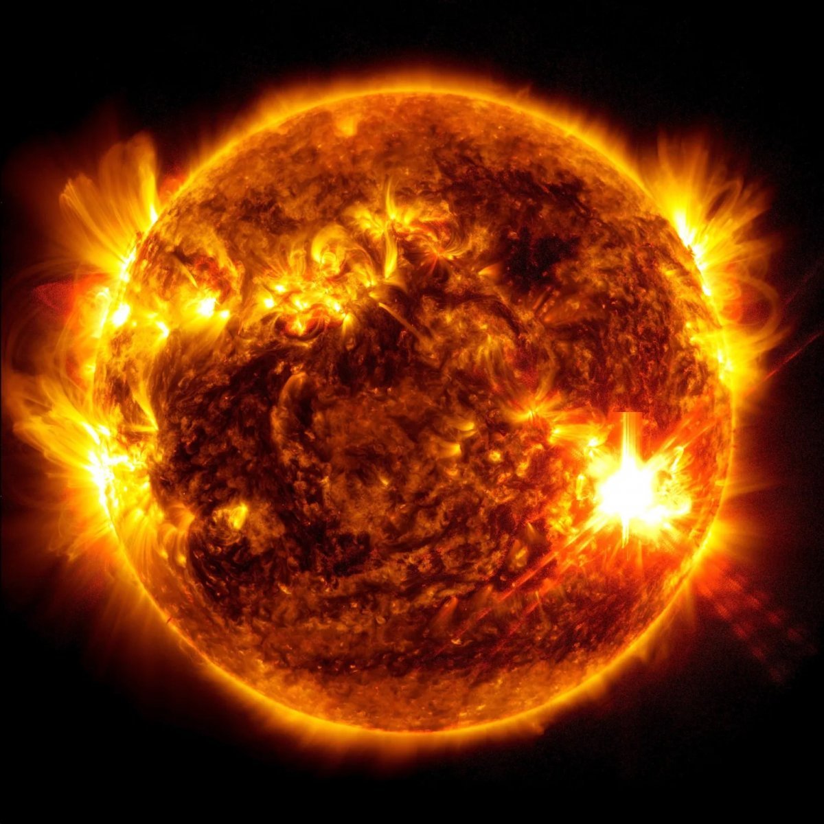 나사의 태양활동관측위성이 14일 촬영한 태양. 플레어 폭발이 실감 나게 포착됐다. 특히 사진 오른쪽 아래에 포착된 플레어는 21년 만에 가장 센 등급(X8.7)으로 기록됐다. NASA 제공