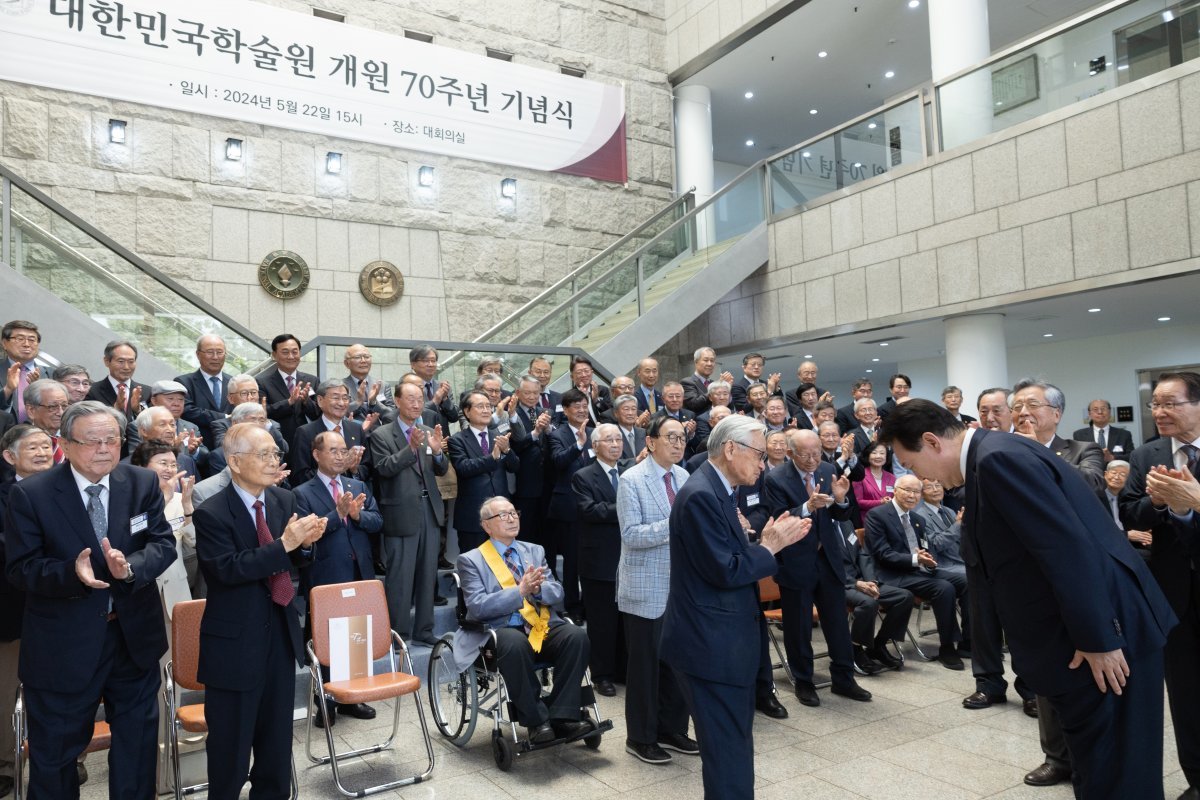 윤석열 대통령이 22일 서울 서초구 대한민국학술원에서 열린 대한민국학술원 개원 70주년 기념식에서 참석자들에게 인사하고 있다. 대통령실 제공