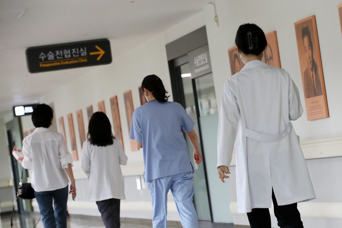 22일 서울 시내의 한 대학병원에서 의료진이 발걸음을 옮기고 있다.  2024.5.22/뉴스1