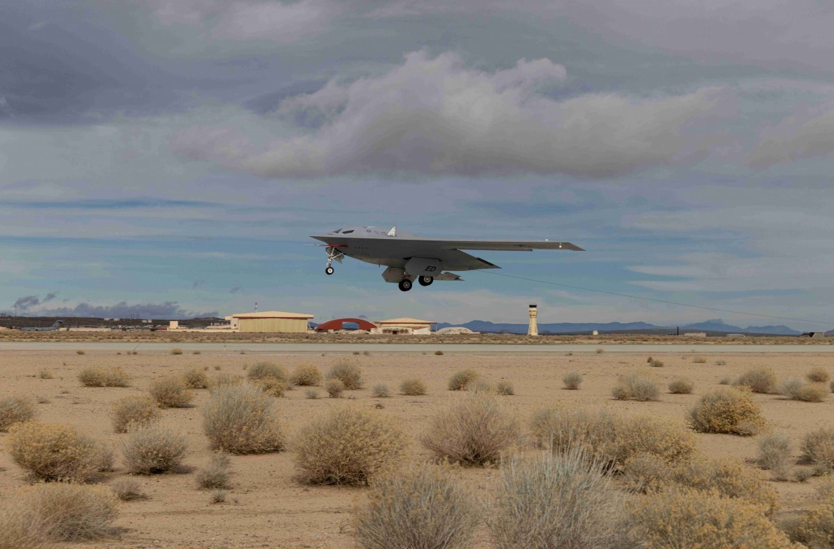 미국의 차세대 핵전략폭격기인 B-21(레이더)가 최근 시험비행을 위해 미 캘리포니아주 에드워즈 공군 기지 활주로를 이륙하고 있다.  미 공군 홈페이지