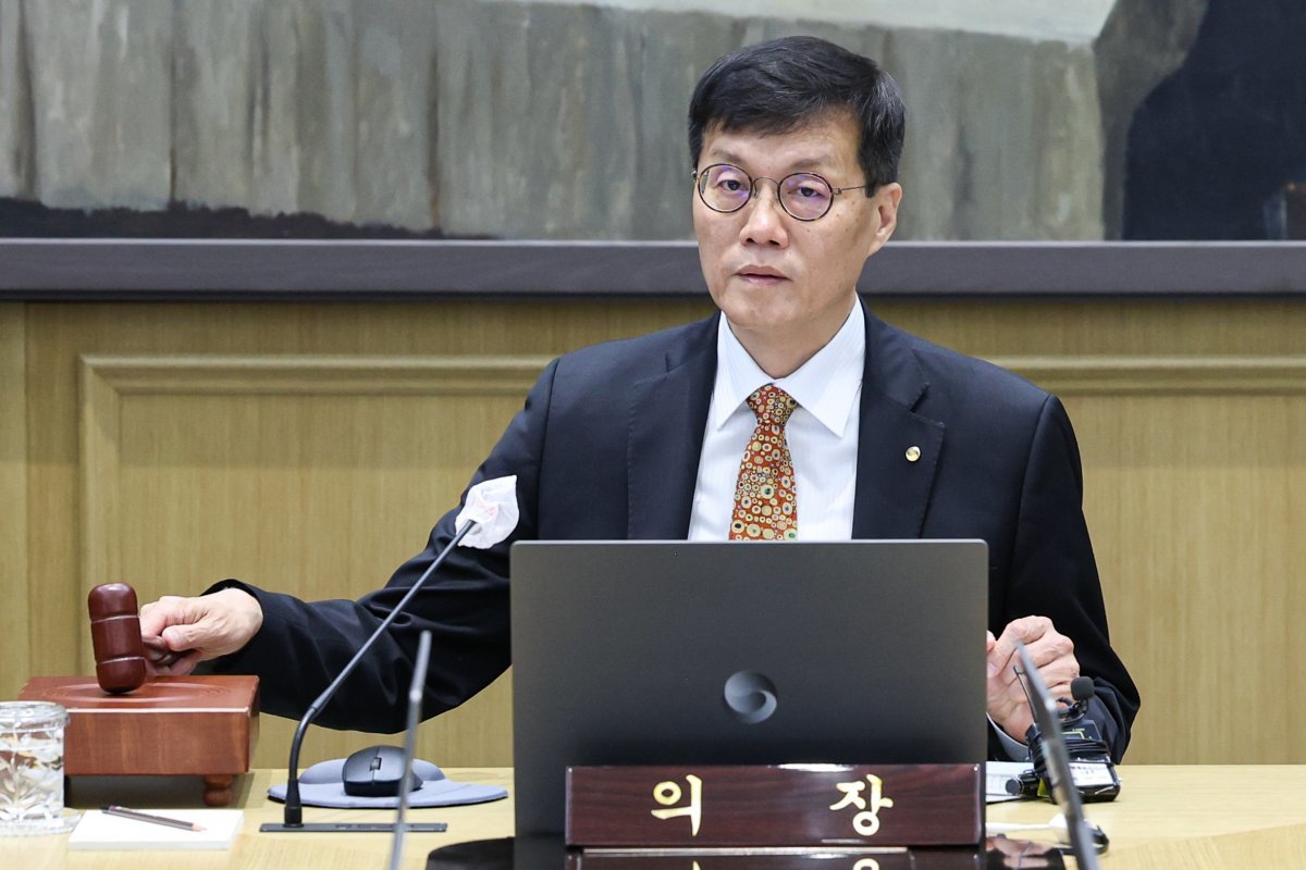 이창용 한국은행 총재가 23일 서울 중구 한국은행에서 열린 금융통화위원회에서 의사봉을 두드리고 있다. 뉴스1