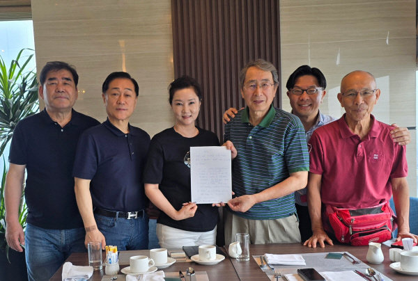 (왼쪽 두번째부터)KH2 김민 회장, 김시은 대표, 일본 Finetech 오까다 회장, 다까끼 대표