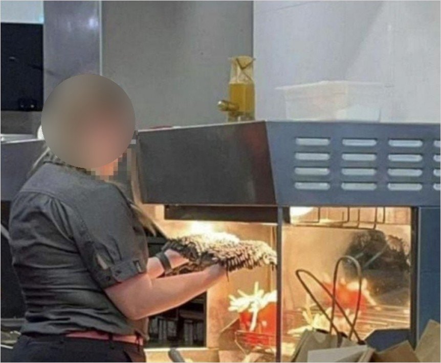 호주의 한 맥도날드 직원이 감자튀김기에서 걸레를 말리고 있다. 페이스북 갈무리
