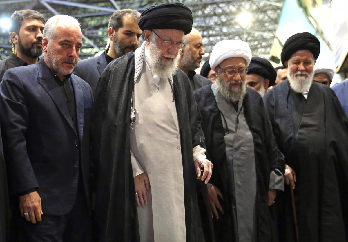 하마스 지도자, 이란 대통령 장례식 참석 팔레스타인 하마스의 정치지도자인 이스마일 하니야(앞줄 왼쪽), 이란 최고지도자 알리 하메네이(앞줄 왼쪽에서 두 번째)가 22일 테헤란에서 열린 에브라힘 라이시 대통령의 장례식에 참석했다. 테헤란=AP 뉴시스