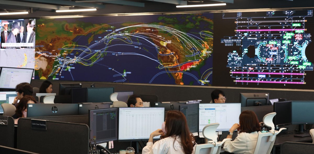 23일 서울 강서구 대한항공 본사 종합통제센터(OCC)에서 직원들이 대형 스크린에 표시된 비행 정보 등을 보면서 운항 관리를 하고 있다. 공항사진기자단