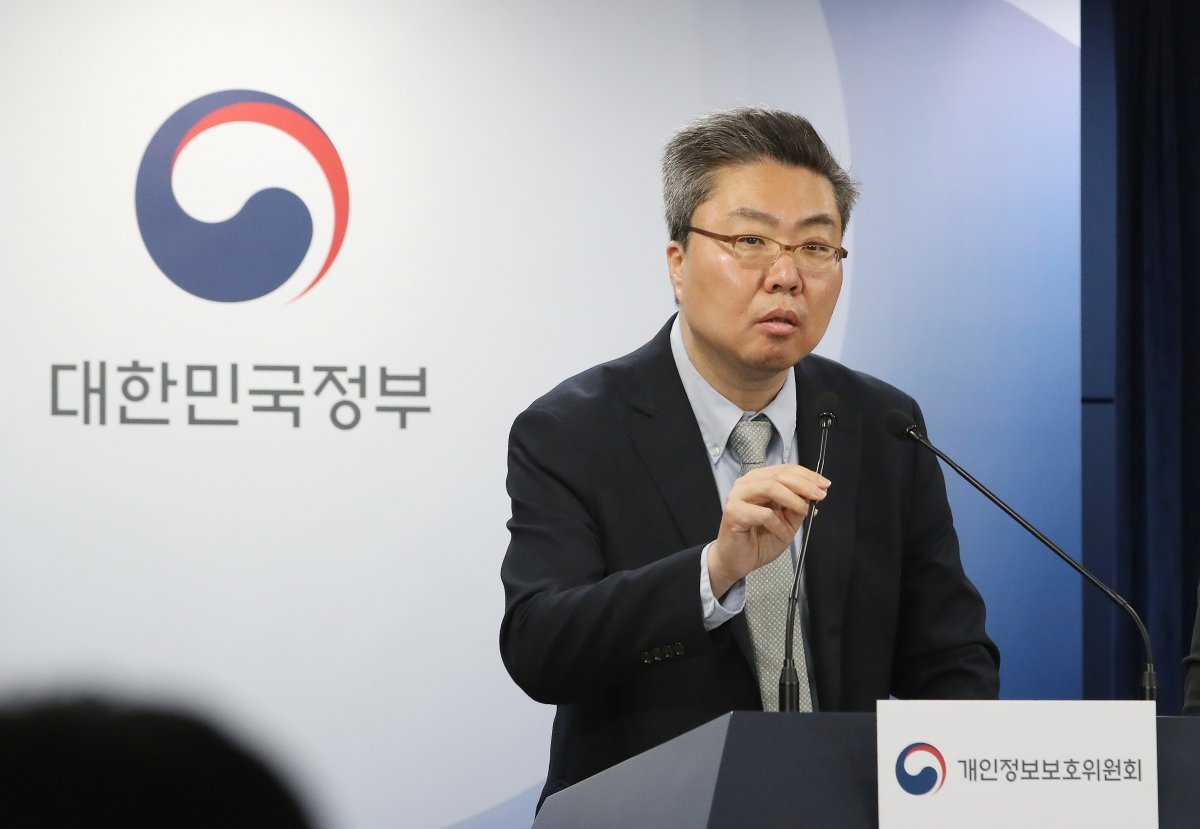 Nam Seok, Director of Investigation and Coordination of the Personal Information Committee, is giving a briefing on the personal information leakage of KakaoTalk open chat users at the Seoul Government Complex in Jongno-gu, Seoul on the 23rd.  The Personal Information Committee decided to impose a fine of 15.14196 billion won on Kakao for violating personal information protection laws and a fine of 7.8 million won for violating the duty to report leaks.  2024.5.23/News 1