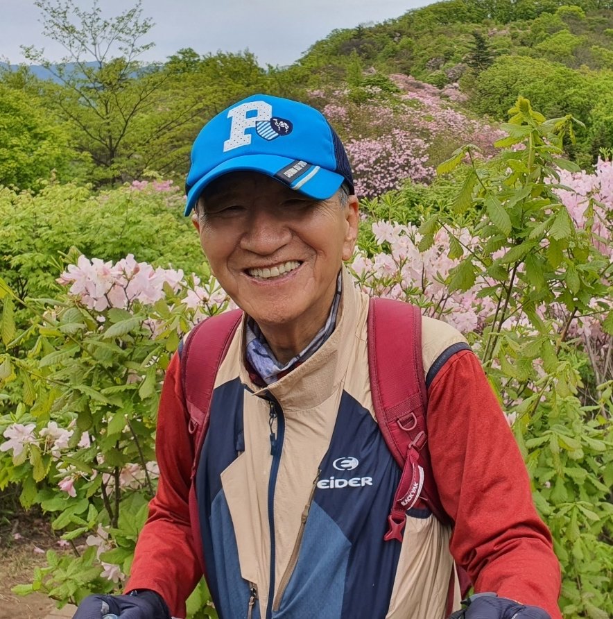 Chairman Seol Kyun-tae said, “Hiking is the best way to manage your health.”  Provided by Chairman Seol Kyun-tae.