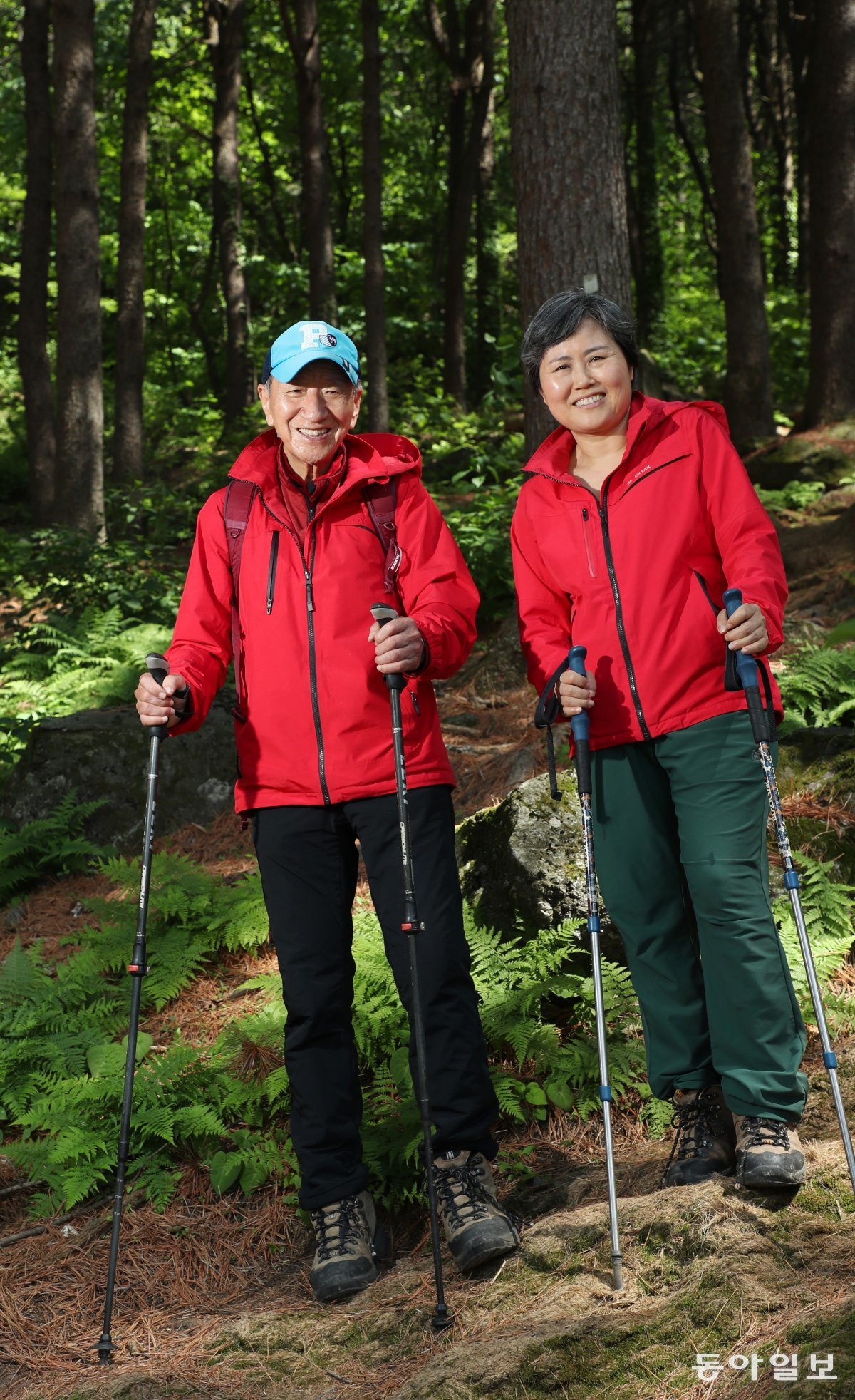 Sungkyunkwan Advisory Council Chairman Seol Kyun-tae (left) and his wife Son In-ja are smiling brightly as they climb Chukryeong Mountain in Sudong-myeon, Namyangju, Gyeonggi-do.  Chairman Seol, who started mountain climbing in 1974 and has been managing his health, moved to Sudong-myeon, Namyangju three years ago and climbs the mountain every day with his wife.  Namyangju = Reporter Shin Won-geon laputa@donga.com