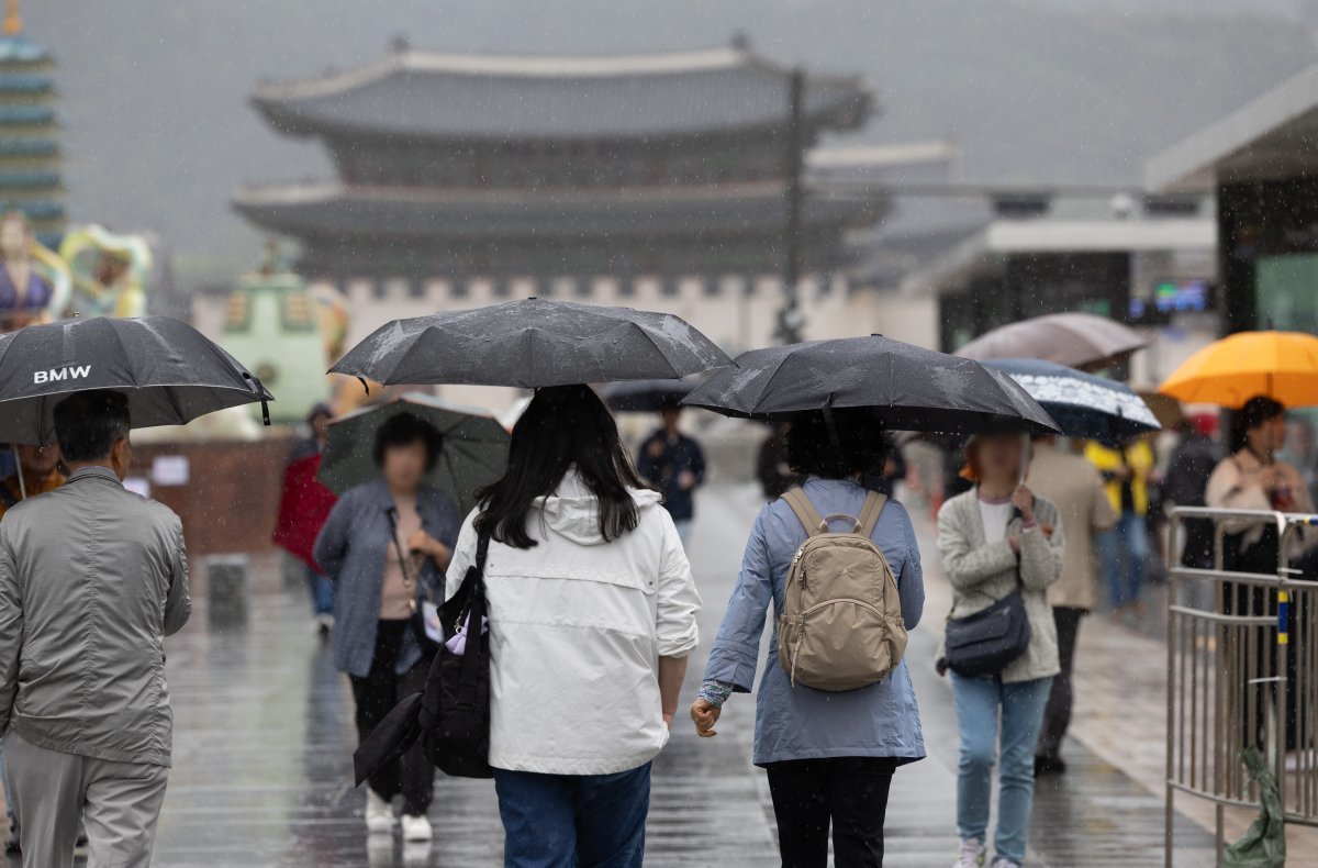 수도권 지역에 비가 내리는 15일 오후 서울 종로구 광화문광장에서 우산을 쓴 시민들이 발걸음을 옮기고 있다. 2024.5.15/뉴스1 ⓒ News1