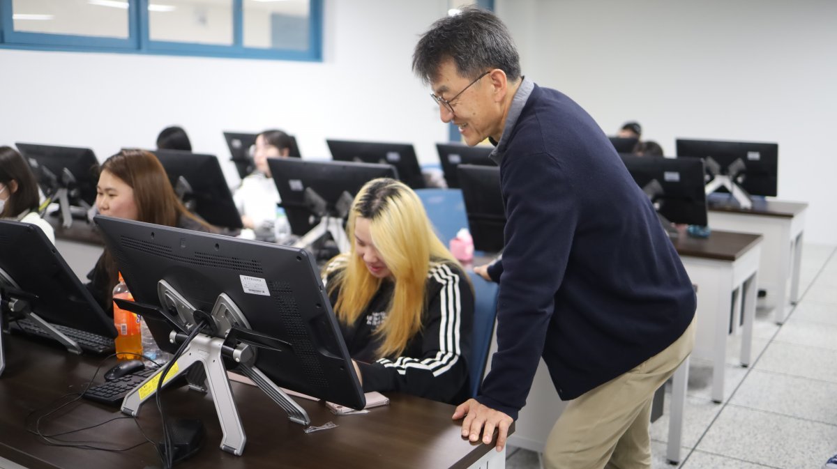 안종찬 한국영상대 만화웹툰콘텐츠과 교수가 학생들을 가르치고 있다. 한국전문대학교육협의회 제공