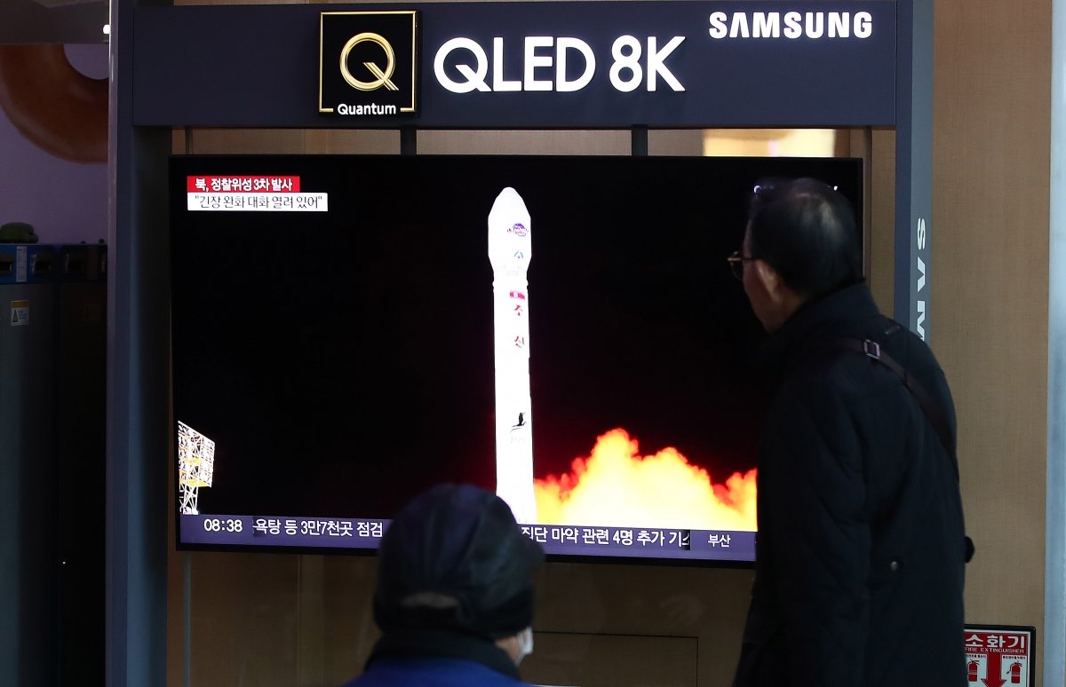 지난해 11월 22일 오전 서울역에서 시민들이 북한의 군사정찰위성 발사 관련 뉴스를 시청하고 있다. 2023.11.22/뉴스1