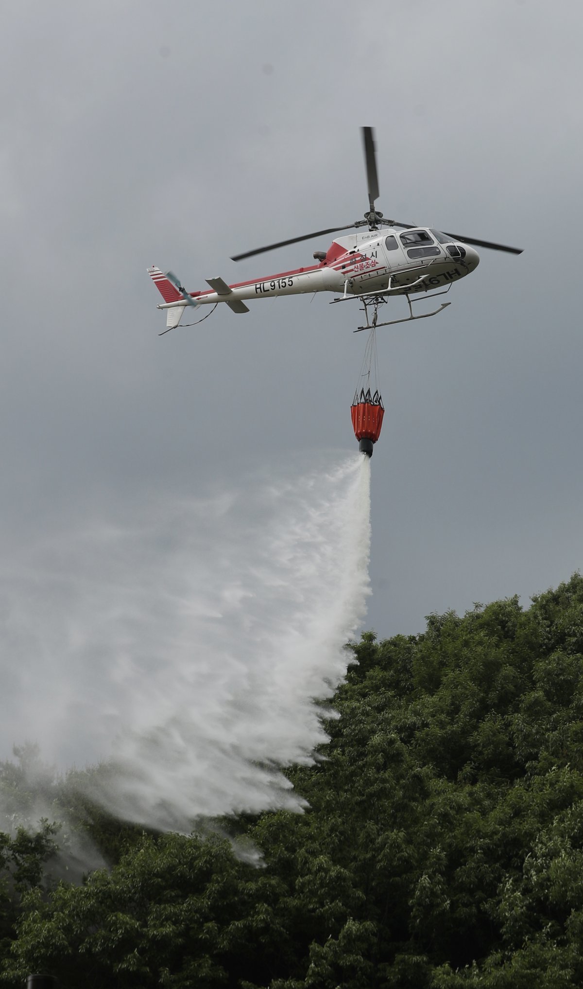 산불 진화하는 헬기.(사진은 기사와 관련 없음)ⓒ News1 DB