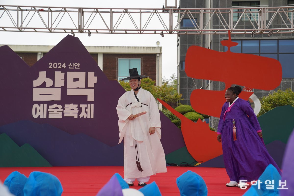 Frenchman Mapo Lor (right), who is learning pansori at the Korea National University of Arts, is singing 'Sarangga' from the pansori Chunhyangga with singer Kim Yong-hwa at the '2024 Shammak Arts Festival' on Bigeum Island on the 11th.