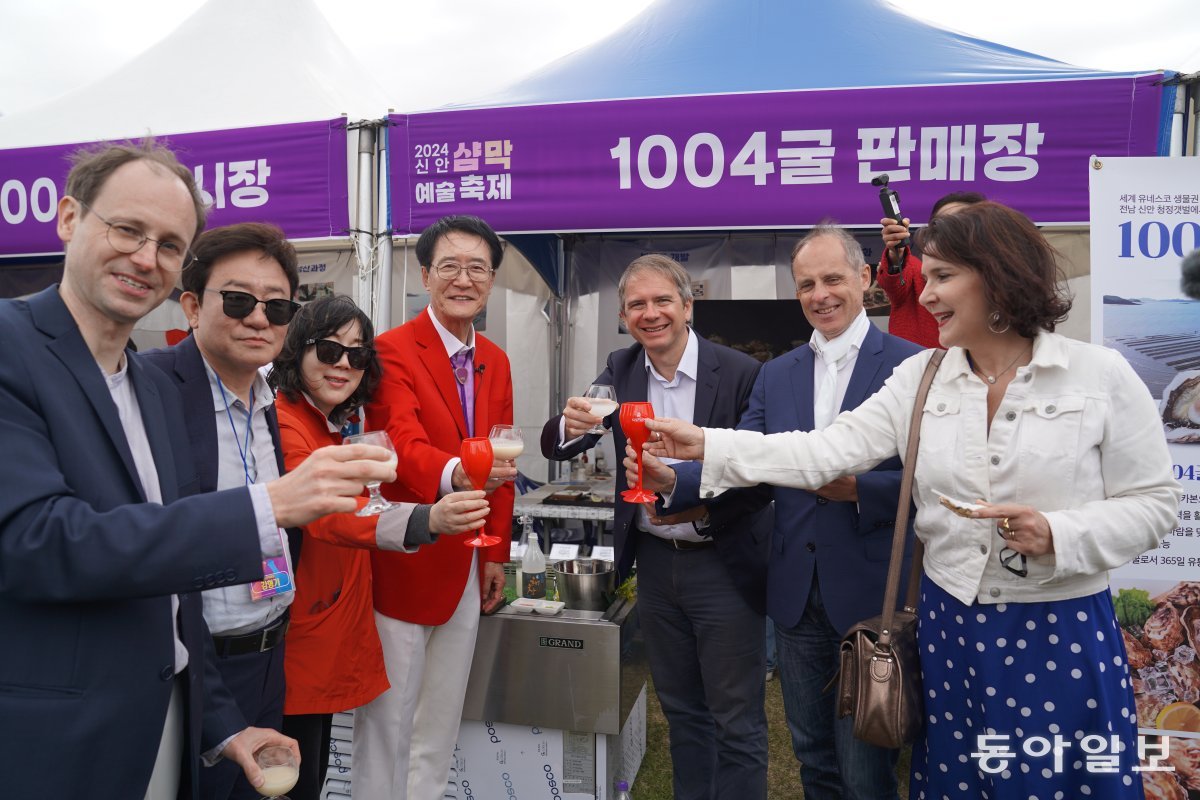 At the Shammak Arts Festival on the 11th, Shinan County Mayor Park Woo-ryang (fourth from the left) and Yoan Le Talec, a civil servant at the French Embassy in Korea (second from the right), are toasting with champagne and makgeolli.