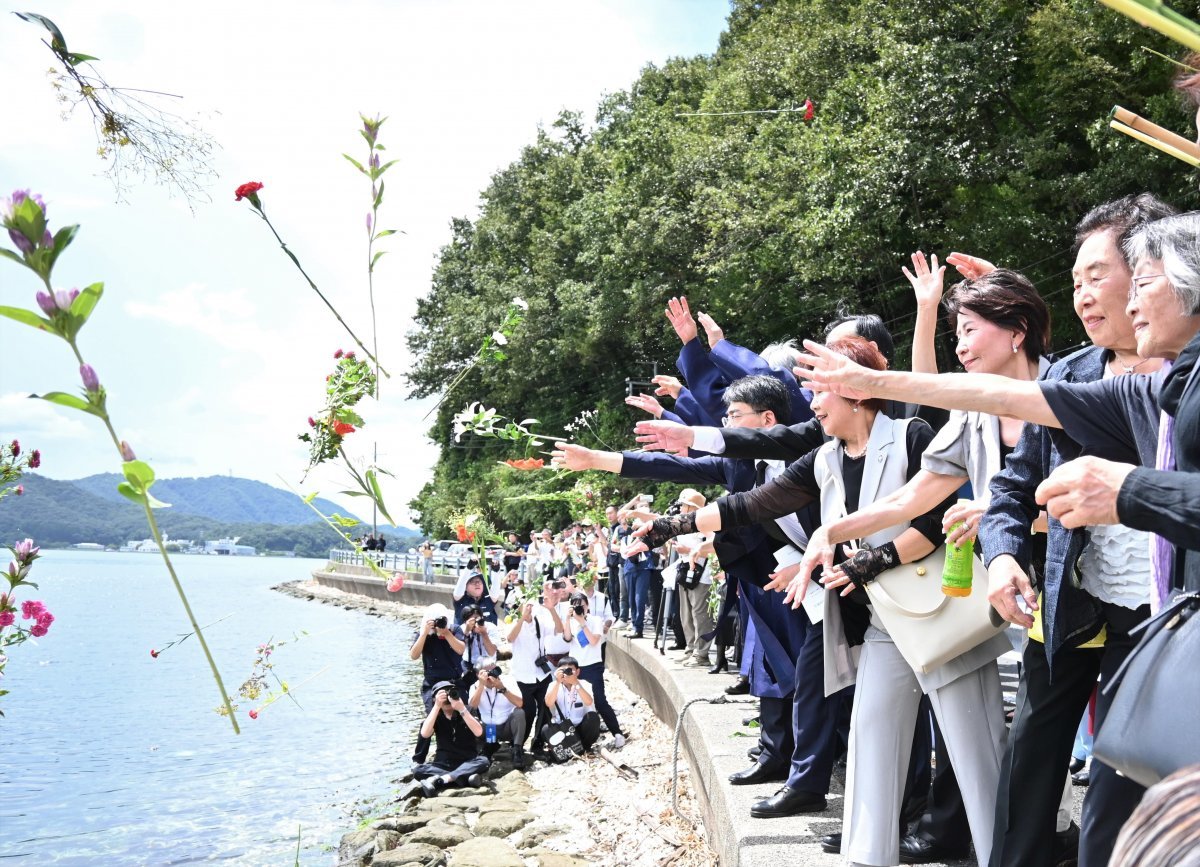 지난해 8월 우키시마호가 침몰한 일본 교토 마이즈루시 바닷가에서 유족과 시민단체 회원 등이 희생자 추모식을 가진 뒤 바다에 헌화하고 있다. 아사히신문 제공