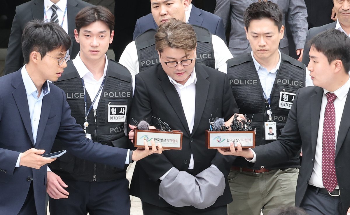 ‘음주 뺑소니’ 혐의를 받는 가수 김호중이 24일 서울 서초구 서울중앙지방법원에서 열린 구속 전 피의자 심문(영장실질심사)을 마친 후 호송 차량으로 이동하고 있다. 2024.5.24/뉴스1